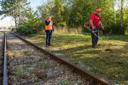 Mitarbeiter prüfen die Sicherheit im Gleisbereich