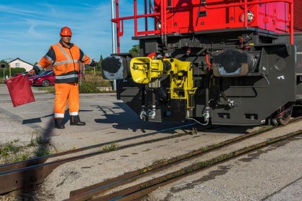 Sicherungsposten vor Triebfahrzeug