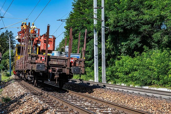 Instandhaltungsfahrzeug bei der Erneuerung der Fahrleitung im Bereich der Haltestelle Pressbaum
