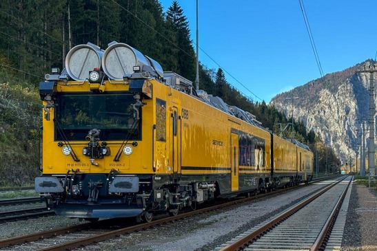 Hybridfahrzeug in Fahrt in den Bergen
