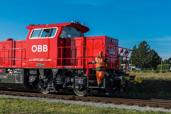 Triebfahrzeugführer steigt von der Lok
