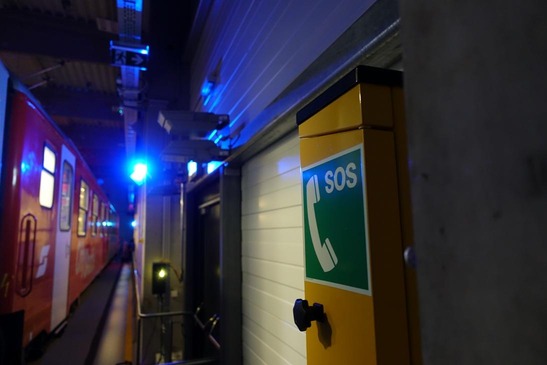 Tunnelfoto mit einem Zug und einer SOS Säule