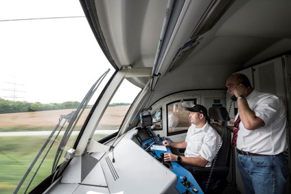 Triebfahrzeugführer mit Ausbildner in Triebfahrzeug