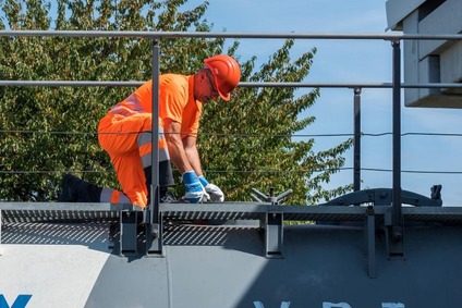 Mitarbeiter bei der Verladekontrolle