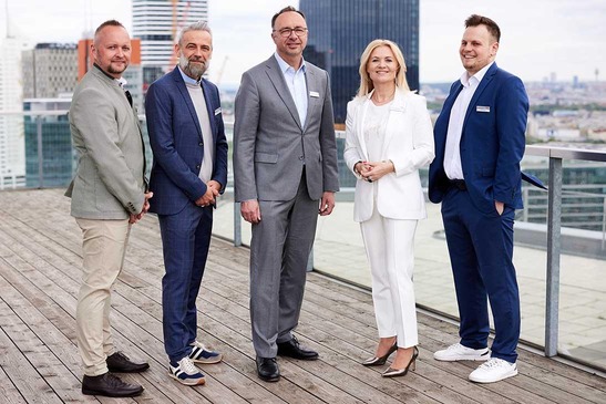 Gruppenfoto mit fünf Personen