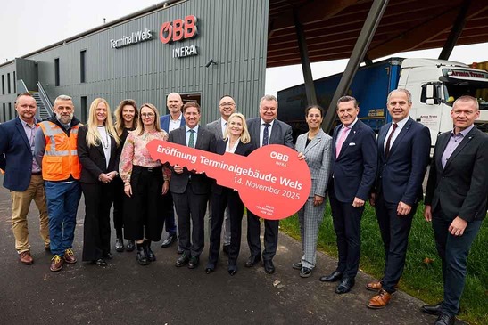 Group with symbolic key in front of the new terminal building