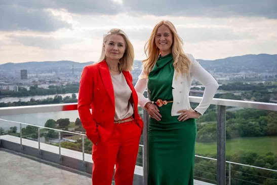 © ÖBB/Darrer Zwei Personen befinden sich auf einer Terrasse