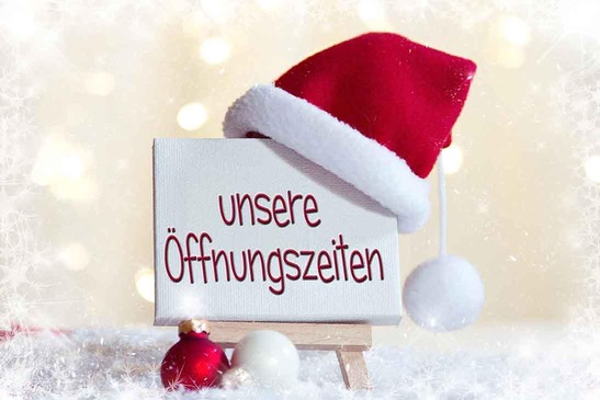 Tafel mit Schriftzug "unsere Öffnungszeiten"
