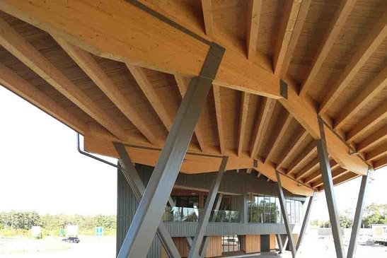 Holzkonstruktion des Terminal-Vordachs in Wels