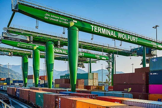 Portalkrane und Containerzüge