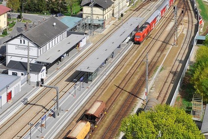 Blick auf einen Bahnhof
