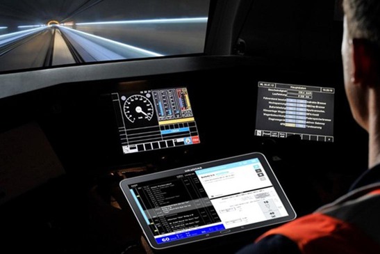 Tablet mit infraDOAS am Triebfahrzeug