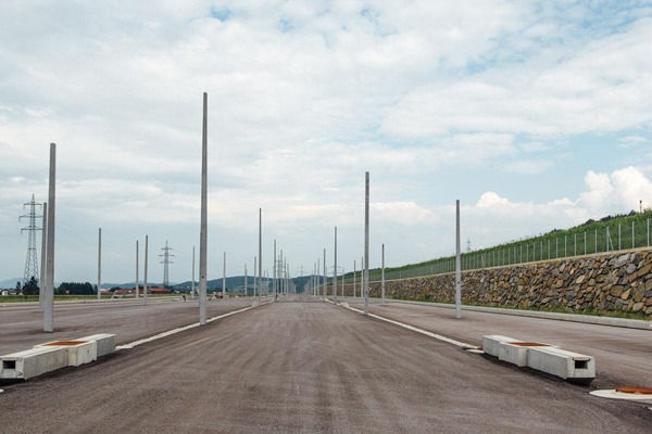 Neue Infrastruktur mit Unterbau und Masten