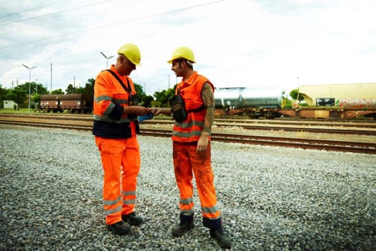 Zwei Mitarbeiter auf Bahngelände