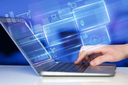 Laptop mit Hand