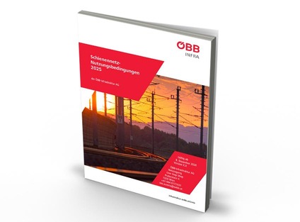 Strecke mit Gleisen und Oberleitung beim Sonnenuntergang