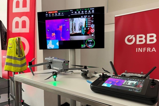 Monitor auf Schreibtisch zur Drohnenfernsteuerung