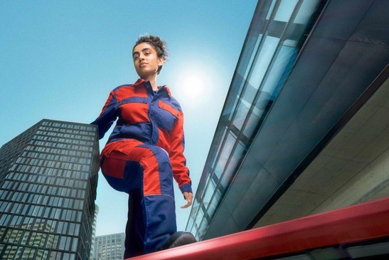 Hero Sujet der Lehrlingskampagne - Mädchen steig über Bahnhof