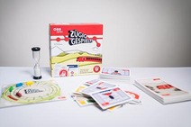 Ein Tisch auf dem das Spiel Zügig gespielt zu sehen ist
