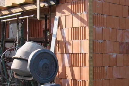 Ziegelwand mit Betonmischmaschine