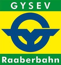 Logo Gysev Raaberbahn<br/>Textinsert: oben grüner Balken mit weißer Schrift GYSEV, gelber Balken mit Icon in grau, grüner Balken mit weißer Schrift Raaberbahn