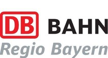 Logo DB Bahn Regio Bayern<br/>Textinsert: weißer Hintergrund, rot in einem Kästchen DB, schwarz BAHN, grau darunter Regio Bayern
