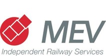 Logo Mev Independent Railway Services<br/>Textinsert: weißer Hintergrund, links rotes Icon, rechts grau MEV, darunter grau Independent Railway Services