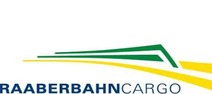 Logo Raaberbahn Cargo<br/>Textinsert: weißer Hintergrund, grün-gelbes Icon, schwarz fett RAABERBAHN, schwarz CARGO