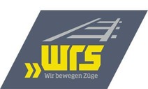 Logo WRS Wir bewegen Züge<br/>Textinsert: graue Raute mit hellgrauem Schienen-Icon, gelbem Schriftzug wrs und gelbem Icon, darunter hellgrau Wir bewegen Züge