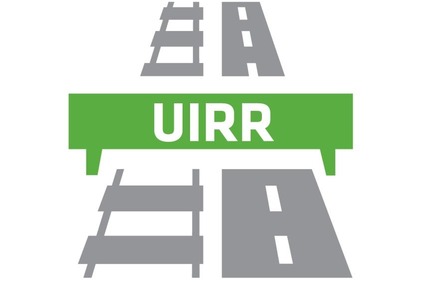 Logo UIRR<br/>Textinsert: weißer Hintergrund, in grau links Schiene und rechts Straße, in der Mitte grüner Hintergrund mit weißer Schrift UIRR