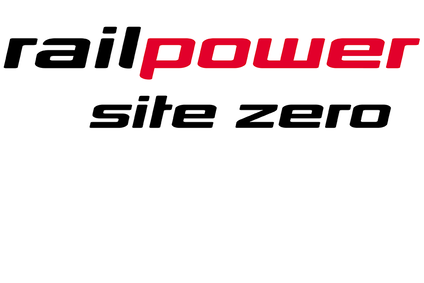Logo railpower site zero<br/>Textinsert: weißer Hintergrund, Schriftzug railpower site zero in schwarz und rot