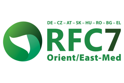 Logo RFC7<br/>Textinsert: weißer Hintergrund, links in grün weiß Icon, daneben in grün DE-CZ-AT-SK-HU-RO-BG-EL, darunter grün RFC und 7 schwarz, darunter grün Orient/East-Med