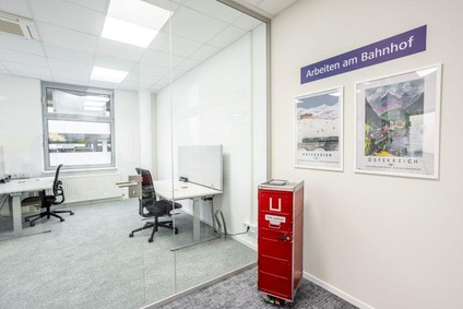Textinsert: Foto Arbeiten am Bahnhof - ausgestattete Bürofläche
