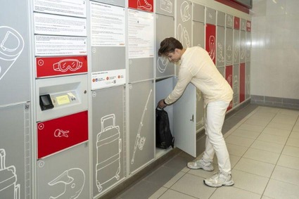 Textinsert: Foto Multifunktione Locker - Mann holt Gebäck aus dem Locker