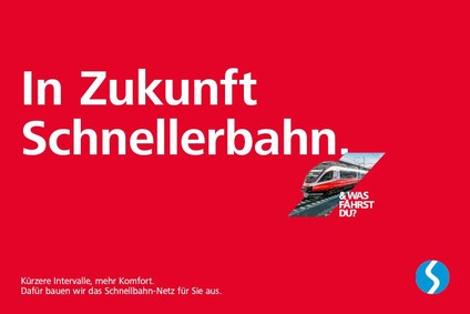 Herosujet Kampagne Schneller Bahn<br/>Textinsert: roter Hintergrund, weiße Schrift, blau-weißes Icon, Foto Raute mit Zug und weißer Schrift