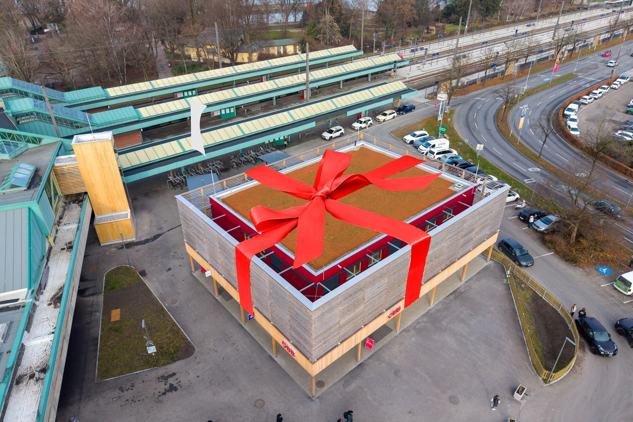Bahnhofsgebäude Bregenz als Packerl verpackt.