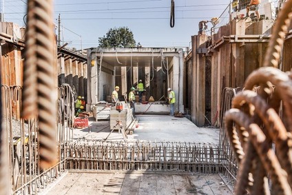 Foto Bau Margerethen - Lauterach<br/>Textinsert: Blick auf Stahl und Beton bei der Baustelle St. Margrethen - Lauterach