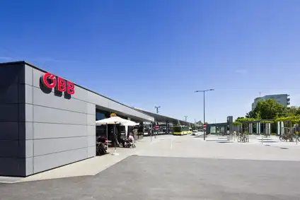 Foto Bahnhof Hohenems<br/>Textinsert: Blick auf den Bahnhof Hohenems und auf den Bahnhofvorplatz