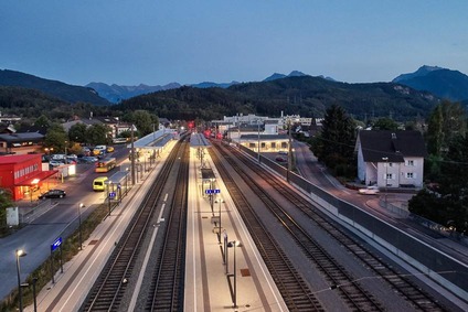 Foto Bahnhof Rankweil<br/>Textinsert: Der fertiggestellte Bahnhof Rankweil in der Dämmerung.