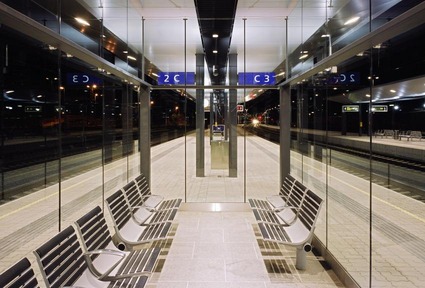 Foto Bahnsteig Feldkirch<br/>Textinsert: Nachtstimmung mit beleuchtetem Bahnsteig am Bahnhof Feldkirch