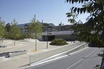 Foto Bahnhof Lauterach<br/>Textinsert: Blick auf die Zufahrt und auf die Haltestelle Lauterach