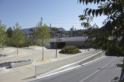 Foto Bahnhof Lauterach<br/>Textinsert: Blick auf die Zufahrt und auf die Haltestelle Lauterach