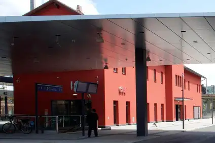 Foto Bahnhofgebäude in Dornbirn<br/>Textinsert: rotes Bahnhofgebäude in Dornbirn