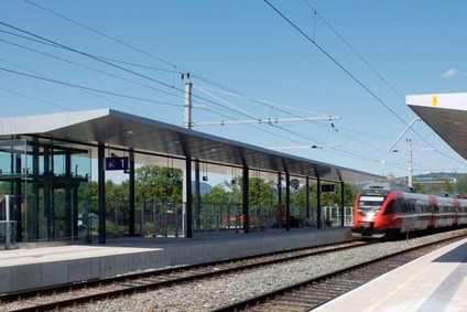 Foto Haltestelle in Dornbirn<br/>Textinsert: Blick auf den Bahnsteig in Dornbirn-Schoren
