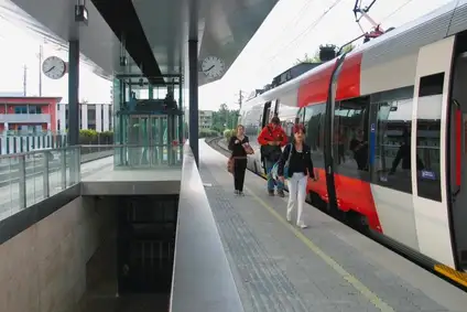 Foto Haltestelle Bregenz-Riedenburg<br/>Textinsert: Blick auf den Bahnsteig der Haltestelle Bregenz-Riedenburg, die seit 2007 barrierefrei ist