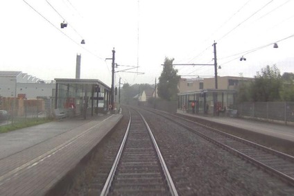 Foto Die Haltestelle Hatlerdorf aus der Lok-Perspektive<br/>Textinsert: Bahnsteig und Gleise