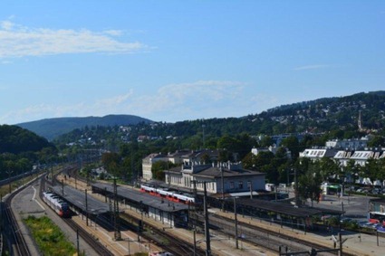 Photo: Hütteldorf train station<br/>Text insert: Bird's-eye view of the renovation of Hütteldorf train station