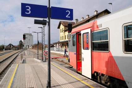 Textinsert: Bahnsteig 2 und 3 am Bahnhof Horn mit wartendem Zug