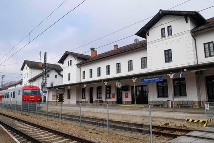Textinsert: Foto Bahnhof Sigmundsherberg mit einfahrendem Zug