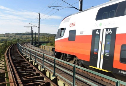 Text insert: Photo of ÖBB City Jet on the Franz-Josefs-Bahn railway line